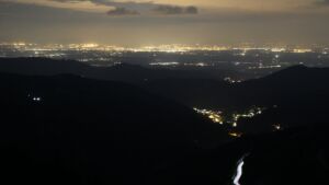 Dieses Bild zeigt eine Webcam-Aufnahme vom Achertal, aufgenommen am Dienstag, den 21.04.2026 um 22:10 Uhr. Die Temperatur betrug 2.2°C.