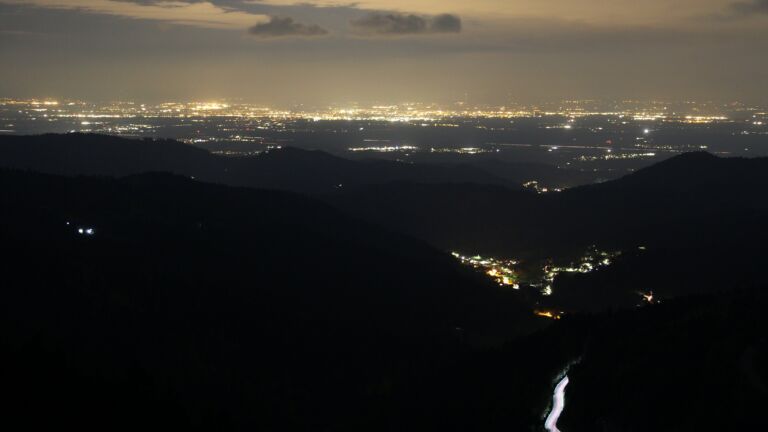 Dieses Bild zeigt eine Webcam-Aufnahme vom Achertal, aufgenommen am Dienstag, den 21.04.2026 um 22:10 Uhr. Die Temperatur betrug 2.2°C.