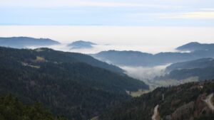 Dieses Bild zeigt eine Webcam-Aufnahme vom Achertal, aufgenommen am Dienstag, den 16.12.2025 um 14:50 Uhr. Die Temperatur betrug 10.6°C.