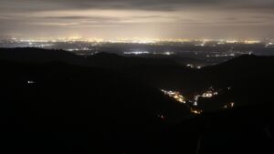 Dieses Bild zeigt eine Webcam-Aufnahme vom Achertal, aufgenommen am Samstag, den 20.12.2025 um 06:10 Uhr. Die Temperatur betrug 4.9°C.