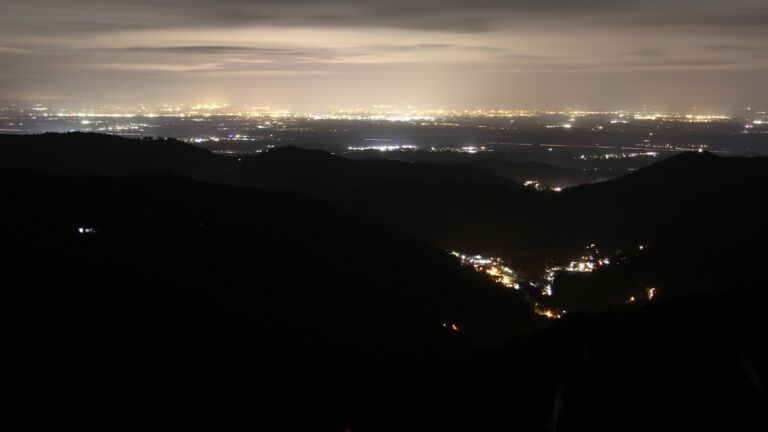 Dieses Bild zeigt eine Webcam-Aufnahme vom Achertal, aufgenommen am Samstag, den 20.12.2025 um 06:10 Uhr. Die Temperatur betrug 4.9°C.