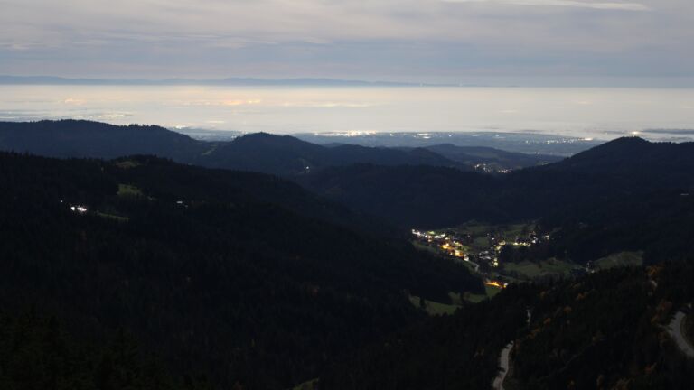 Dieses Bild zeigt eine Webcam-Aufnahme vom Achertal, aufgenommen am Donnerstag, den 06.11.2025 um 05:00 Uhr. Die Temperatur betrug 14.1°C.