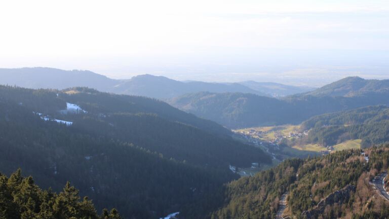 Dieses Bild zeigt eine Webcam-Aufnahme vom Achertal, aufgenommen am Freitag, den 16.01.2026 um 15:30 Uhr. Die Temperatur betrug 8.8°C.