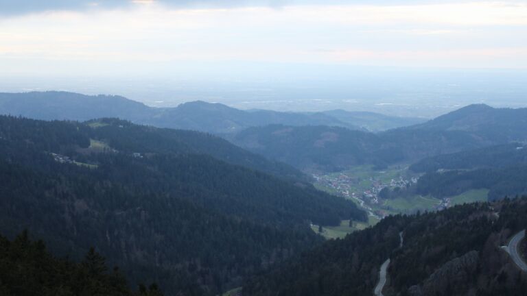 Dieses Bild zeigt eine Webcam-Aufnahme vom Achertal, aufgenommen am Sonntag, den 05.04.2026 um 19:50 Uhr. Die Temperatur betrug 7.1°C.