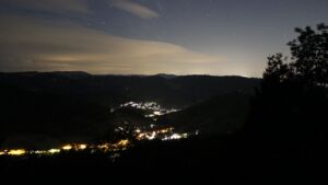 Dieses Bild zeigt eine Webcam-Aufnahme vom Achertal, aufgenommen am Freitag, den 07.08.2026 um 01:30 Uhr. Die Temperatur betrug 16.8°C.