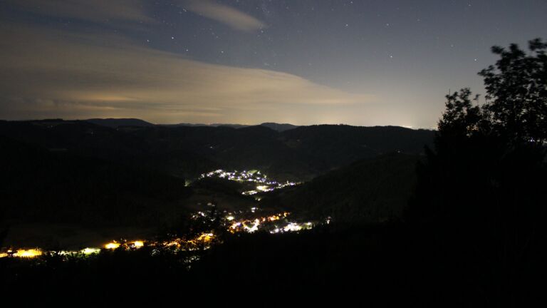 Dieses Bild zeigt eine Webcam-Aufnahme vom Achertal, aufgenommen am Freitag, den 07.08.2026 um 01:30 Uhr. Die Temperatur betrug 16.8°C.