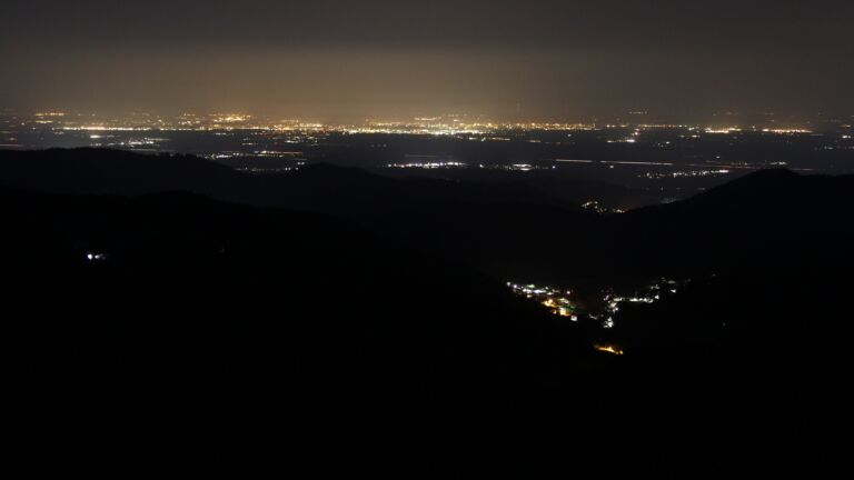 Dieses Bild zeigt eine Webcam-Aufnahme vom Achertal, aufgenommen am Dienstag, den 24.03.2026 um 04:00 Uhr. Die Temperatur betrug 5.3°C.