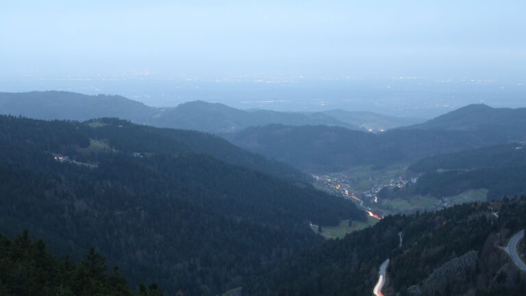 Dieses Bild zeigt eine Webcam-Aufnahme vom Achertal, aufgenommen am Freitag, den 14.11.2025 um 17:10 Uhr. Die Temperatur betrug 15.9°C.