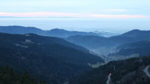 Dieses Bild zeigt eine Webcam-Aufnahme vom Achertal, aufgenommen am Dienstag, den 16.12.2025 um 16:50 Uhr. Die Temperatur betrug 5.9°C.