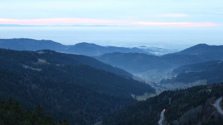 Dieses Bild zeigt eine Webcam-Aufnahme vom Achertal, aufgenommen am Dienstag, den 16.12.2025 um 16:50 Uhr. Die Temperatur betrug 5.9°C.