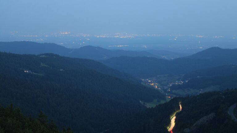 Dieses Bild zeigt eine Webcam-Aufnahme vom Achertal, aufgenommen am Freitag, den 15.08.2025 um 05:40 Uhr. Die Temperatur betrug 23.2°C.