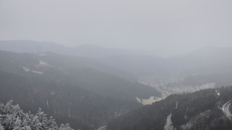 Dieses Bild zeigt eine Webcam-Aufnahme vom Achertal, aufgenommen am Mittwoch, den 24.12.2025 um 13:20 Uhr. Die Temperatur betrug -5.6°C.