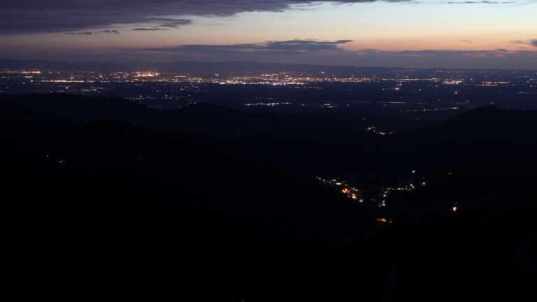 Dieses Bild zeigt eine Webcam-Aufnahme vom Achertal, aufgenommen am Freitag, den 23.05.2025 um 22:20 Uhr. Die Temperatur betrug 5.2°C.