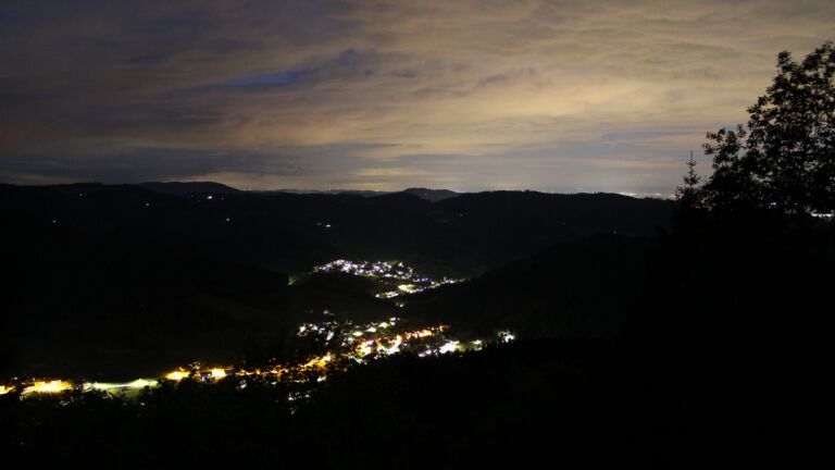 Dieses Bild zeigt eine Webcam-Aufnahme vom Achertal, aufgenommen am Montag, den 18.05.2026 um 22:40 Uhr. Die Temperatur betrug 9°C.