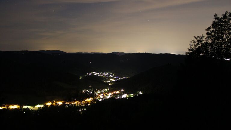 Dieses Bild zeigt eine Webcam-Aufnahme vom Achertal, aufgenommen am Montag, den 15.06.2026 um 23:40 Uhr. Die Temperatur betrug 15.6°C.