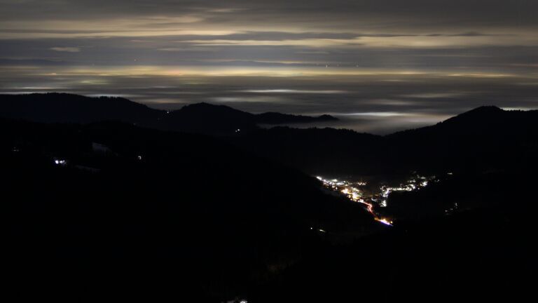 Dieses Bild zeigt eine Webcam-Aufnahme vom Achertal, aufgenommen am Donnerstag, den 22.01.2026 um 19:30 Uhr. Die Temperatur betrug 3.2°C.