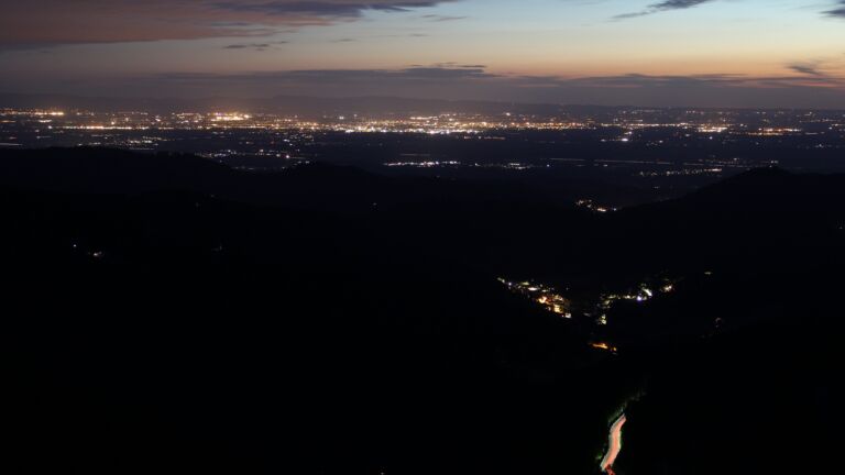 Dieses Bild zeigt eine Webcam-Aufnahme vom Achertal, aufgenommen am Freitag, den 23.05.2025 um 22:30 Uhr. Die Temperatur betrug 5.1°C.