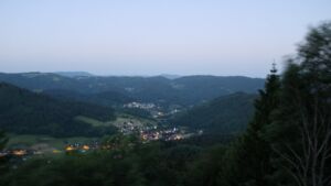 Dieses Bild zeigt eine Webcam-Aufnahme vom Achertal, aufgenommen am Dienstag, den 26.05.2026 um 04:50 Uhr. Die Temperatur betrug 21.4°C.