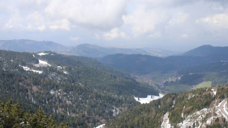 Dieses Bild zeigt eine Webcam-Aufnahme vom Achertal, aufgenommen am Mittwoch, den 01.04.2026 um 12:20 Uhr. Die Temperatur betrug 4.2°C.