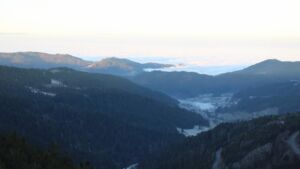 Dieses Bild zeigt eine Webcam-Aufnahme vom Achertal, aufgenommen am Sonntag, den 28.12.2025 um 08:50 Uhr. Die Temperatur betrug -1.6°C.