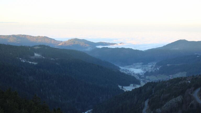 Dieses Bild zeigt eine Webcam-Aufnahme vom Achertal, aufgenommen am Sonntag, den 28.12.2025 um 08:50 Uhr. Die Temperatur betrug -1.6°C.