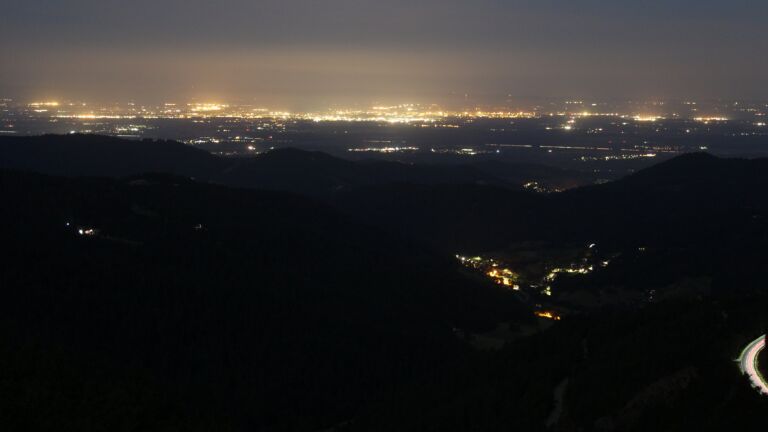 Dieses Bild zeigt eine Webcam-Aufnahme vom Achertal, aufgenommen am Freitag, den 18.07.2025 um 04:10 Uhr. Die Temperatur betrug 14.1°C.