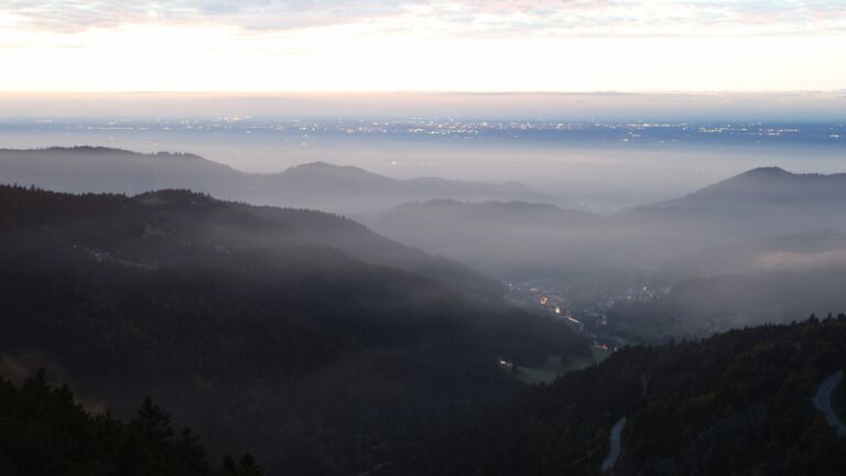 Dieses Bild zeigt eine Webcam-Aufnahme vom Achertal, aufgenommen am Mittwoch, den 08.10.2025 um 19:20 Uhr. Die Temperatur betrug 12.2°C.