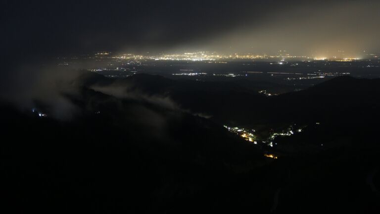 Dieses Bild zeigt eine Webcam-Aufnahme vom Achertal, aufgenommen am Freitag, den 06.06.2025 um 23:50 Uhr. Die Temperatur betrug 11.8°C.