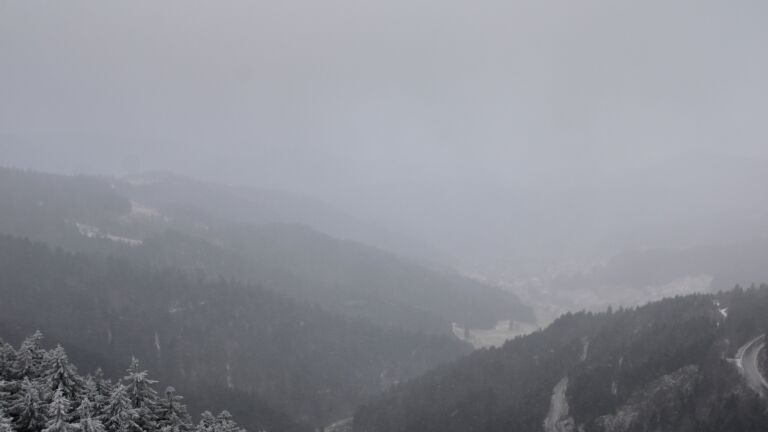 Dieses Bild zeigt eine Webcam-Aufnahme vom Achertal, aufgenommen am Mittwoch, den 24.12.2025 um 13:30 Uhr. Die Temperatur betrug -5.6°C.