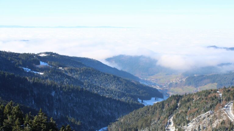 Dieses Bild zeigt eine Webcam-Aufnahme vom Achertal, aufgenommen am Samstag, den 22.11.2025 um 12:10 Uhr. Die Temperatur betrug -2.1°C.