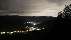 Dieses Bild zeigt eine Webcam-Aufnahme vom Achertal, aufgenommen am Sonntag, den 11.10.2026 um 21:00 Uhr. Die Temperatur betrug 7.4°C.