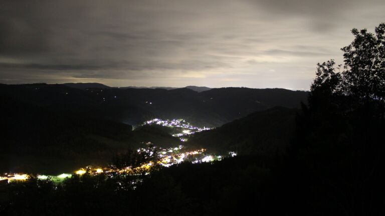 Dieses Bild zeigt eine Webcam-Aufnahme vom Achertal, aufgenommen am Sonntag, den 11.10.2026 um 21:00 Uhr. Die Temperatur betrug 7.4°C.