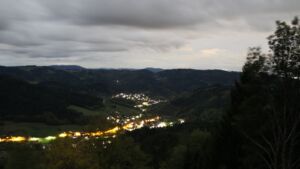 Dieses Bild zeigt eine Webcam-Aufnahme vom Achertal, aufgenommen am Dienstag, den 27.10.2026 um 23:30 Uhr. Die Temperatur betrug 13.5°C.