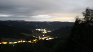Dieses Bild zeigt eine Webcam-Aufnahme vom Achertal, aufgenommen am Sonntag, den 30.08.2026 um 03:00 Uhr. Die Temperatur betrug 16.6°C.