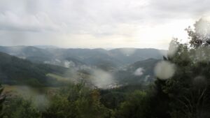 Dieses Bild zeigt eine Webcam-Aufnahme vom Achertal, aufgenommen am Freitag, den 28.08.2026 um 10:30 Uhr. Die Temperatur betrug 17.2°C.
