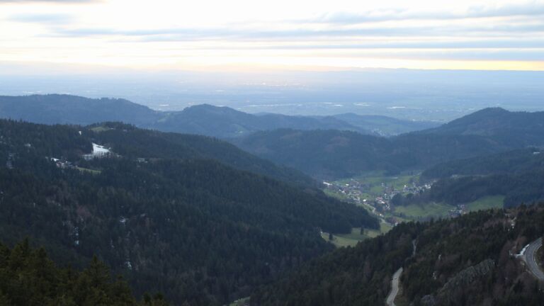 Dieses Bild zeigt eine Webcam-Aufnahme vom Achertal, aufgenommen am Samstag, den 04.04.2026 um 19:30 Uhr. Die Temperatur betrug 7.9°C.