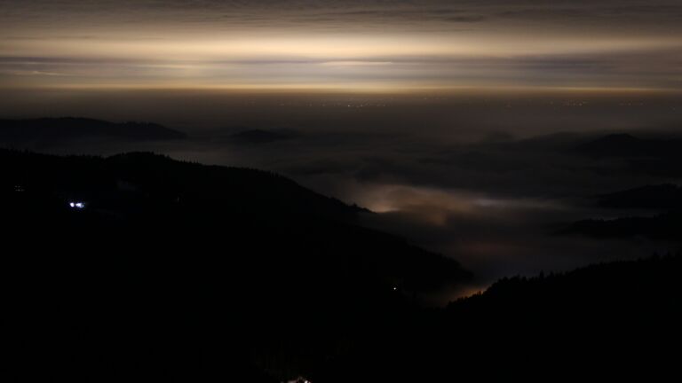 Dieses Bild zeigt eine Webcam-Aufnahme vom Achertal, aufgenommen am Freitag, den 23.01.2026 um 23:30 Uhr. Die Temperatur betrug 2.6°C.