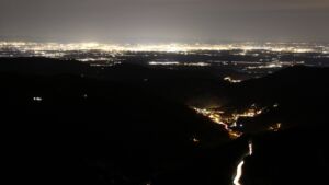 Dieses Bild zeigt eine Webcam-Aufnahme vom Achertal, aufgenommen am Dienstag, den 09.12.2025 um 18:30 Uhr. Die Temperatur betrug 10.9°C.