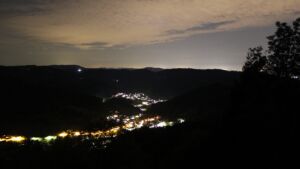 Dieses Bild zeigt eine Webcam-Aufnahme vom Achertal, aufgenommen am Donnerstag, den 15.10.2026 um 23:00 Uhr. Die Temperatur betrug 15.2°C.