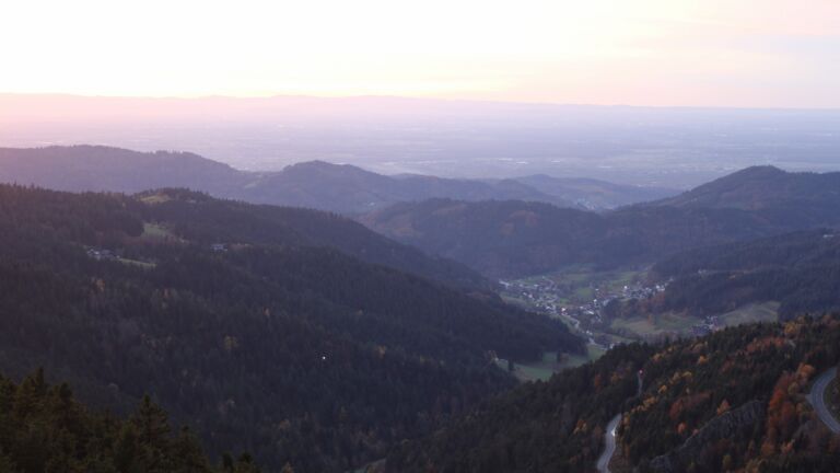 Dieses Bild zeigt eine Webcam-Aufnahme vom Achertal, aufgenommen am Donnerstag, den 30.10.2025 um 17:20 Uhr. Die Temperatur betrug 7.2°C.