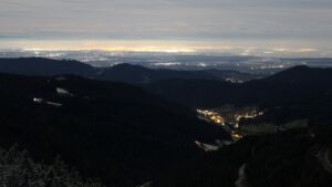 Dieses Bild zeigt eine Webcam-Aufnahme vom Achertal, aufgenommen am Dienstag, den 02.12.2025 um 00:30 Uhr. Die Temperatur betrug 1.6°C.