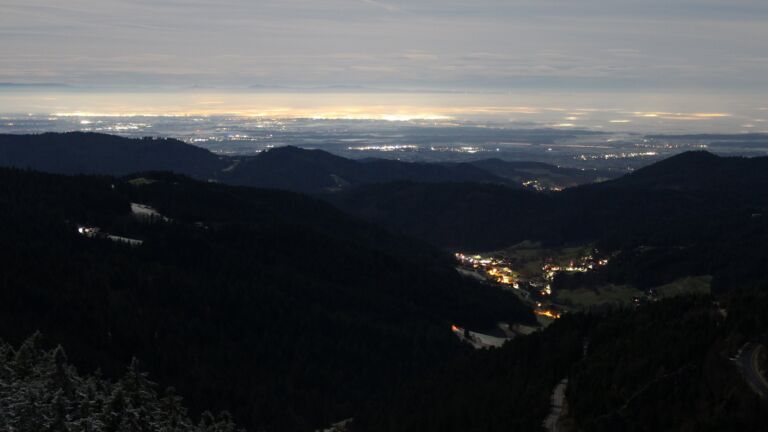 Dieses Bild zeigt eine Webcam-Aufnahme vom Achertal, aufgenommen am Dienstag, den 02.12.2025 um 00:30 Uhr. Die Temperatur betrug 1.6°C.