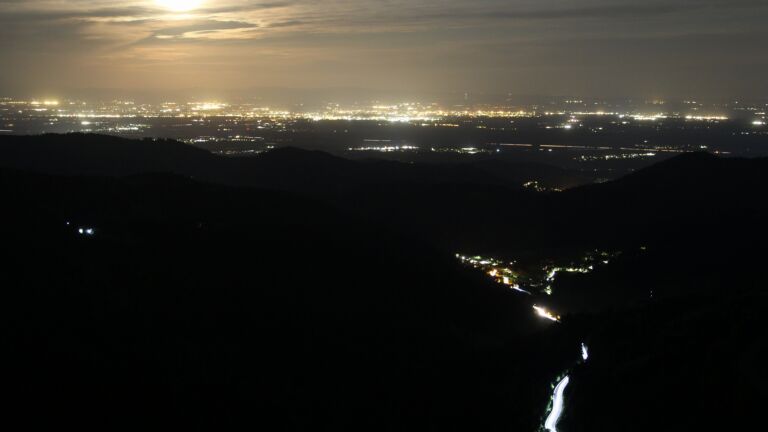 Dieses Bild zeigt eine Webcam-Aufnahme vom Achertal, aufgenommen am Dienstag, den 28.04.2026 um 04:20 Uhr. Die Temperatur betrug 10°C.