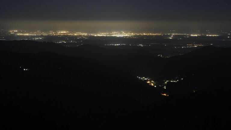 Dieses Bild zeigt eine Webcam-Aufnahme vom Achertal, aufgenommen am Mittwoch, den 15.10.2025 um 03:30 Uhr. Die Temperatur betrug 5.2°C.