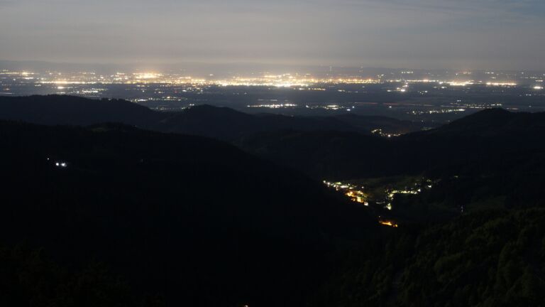 Dieses Bild zeigt eine Webcam-Aufnahme vom Achertal, aufgenommen am Samstag, den 02.05.2026 um 04:20 Uhr. Die Temperatur betrug 13°C.