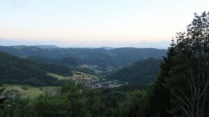 Dieses Bild zeigt eine Webcam-Aufnahme vom Achertal, aufgenommen am Freitag, den 05.06.2026 um 21:20 Uhr. Die Temperatur betrug 13.4°C.