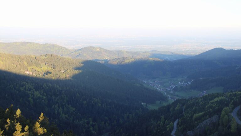 Dieses Bild zeigt eine Webcam-Aufnahme vom Achertal, aufgenommen am Samstag, den 25.04.2026 um 07:00 Uhr. Die Temperatur betrug 13.1°C.