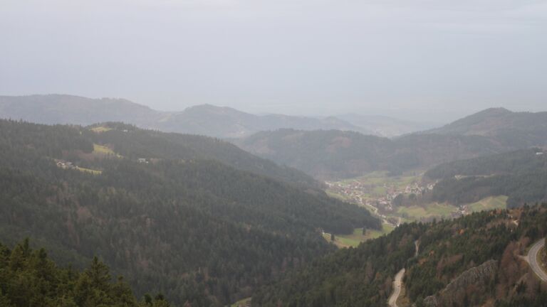 Dieses Bild zeigt eine Webcam-Aufnahme vom Achertal, aufgenommen am Samstag, den 15.11.2025 um 16:00 Uhr. Die Temperatur betrug 10.8°C.