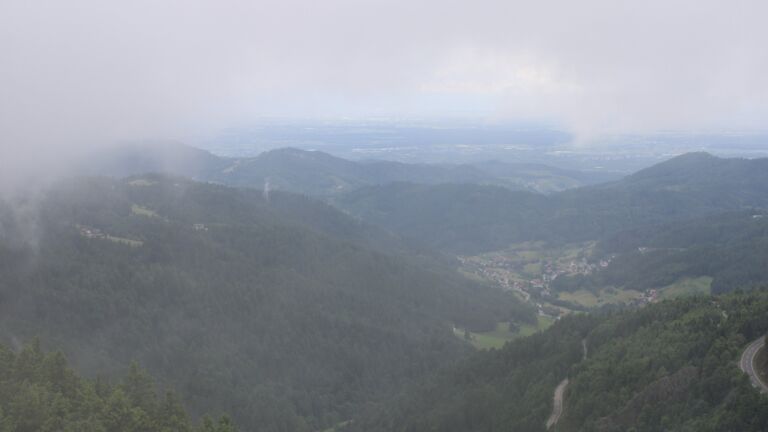 Dieses Bild zeigt eine Webcam-Aufnahme vom Achertal, aufgenommen am Samstag, den 07.06.2025 um 16:00 Uhr. Die Temperatur betrug 10.4°C.