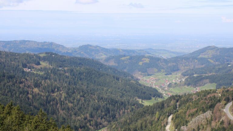 Dieses Bild zeigt eine Webcam-Aufnahme vom Achertal, aufgenommen am Donnerstag, den 16.04.2026 um 12:00 Uhr. Die Temperatur betrug 12.2°C.